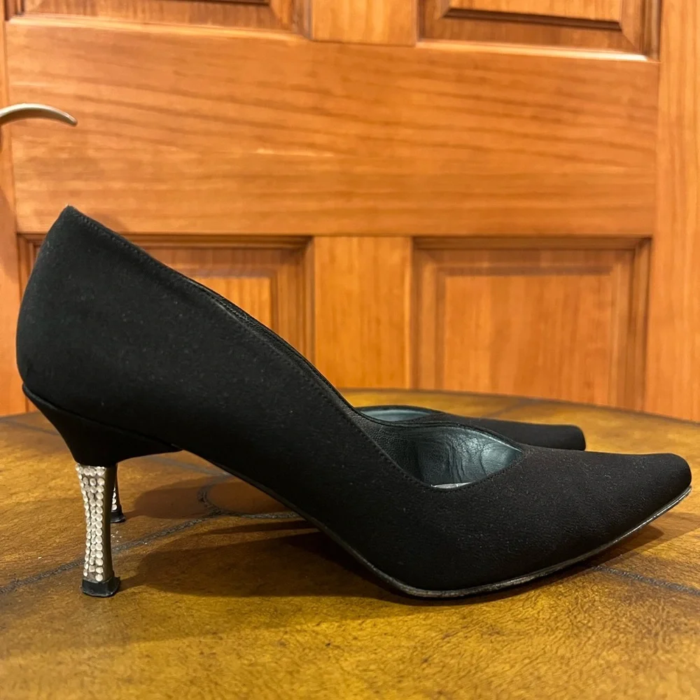 STUART WEITZEMAN KITTEN PUMP SIZE 6½ WITH A 2 ½” HEEL AND RHINESTONE ACCENTS. - Picture 3 of 11